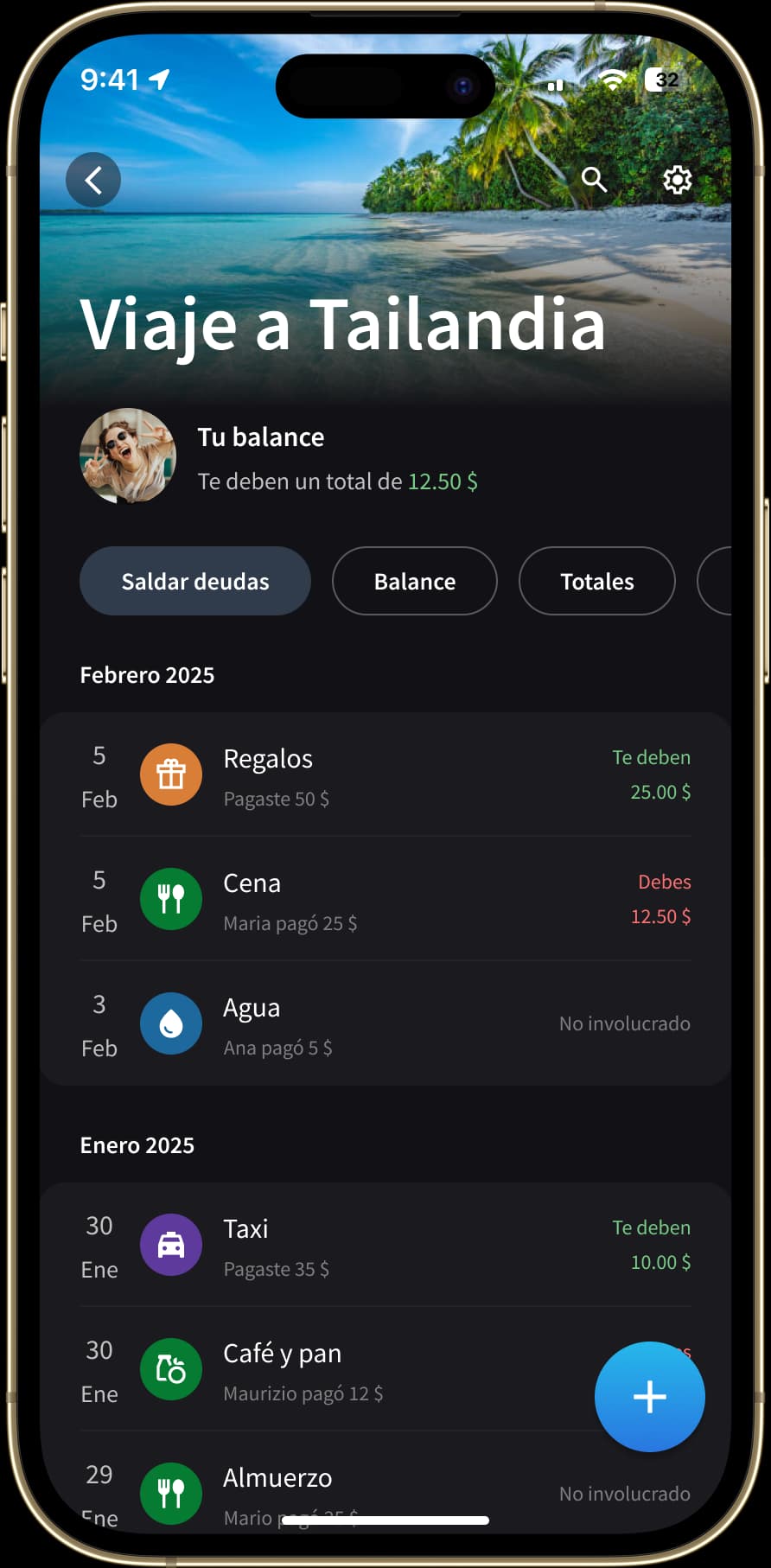 La pantalla de gastos de grupo muestra varios gastos de un viaje a Tailandia, indicando cuánto debe pagar o recibir el usuario por cada gasto. También hay botones para añadir nuevos gastos, saldar deudas, revisar el balance y ver estadísticas relacionadas con los gastos.