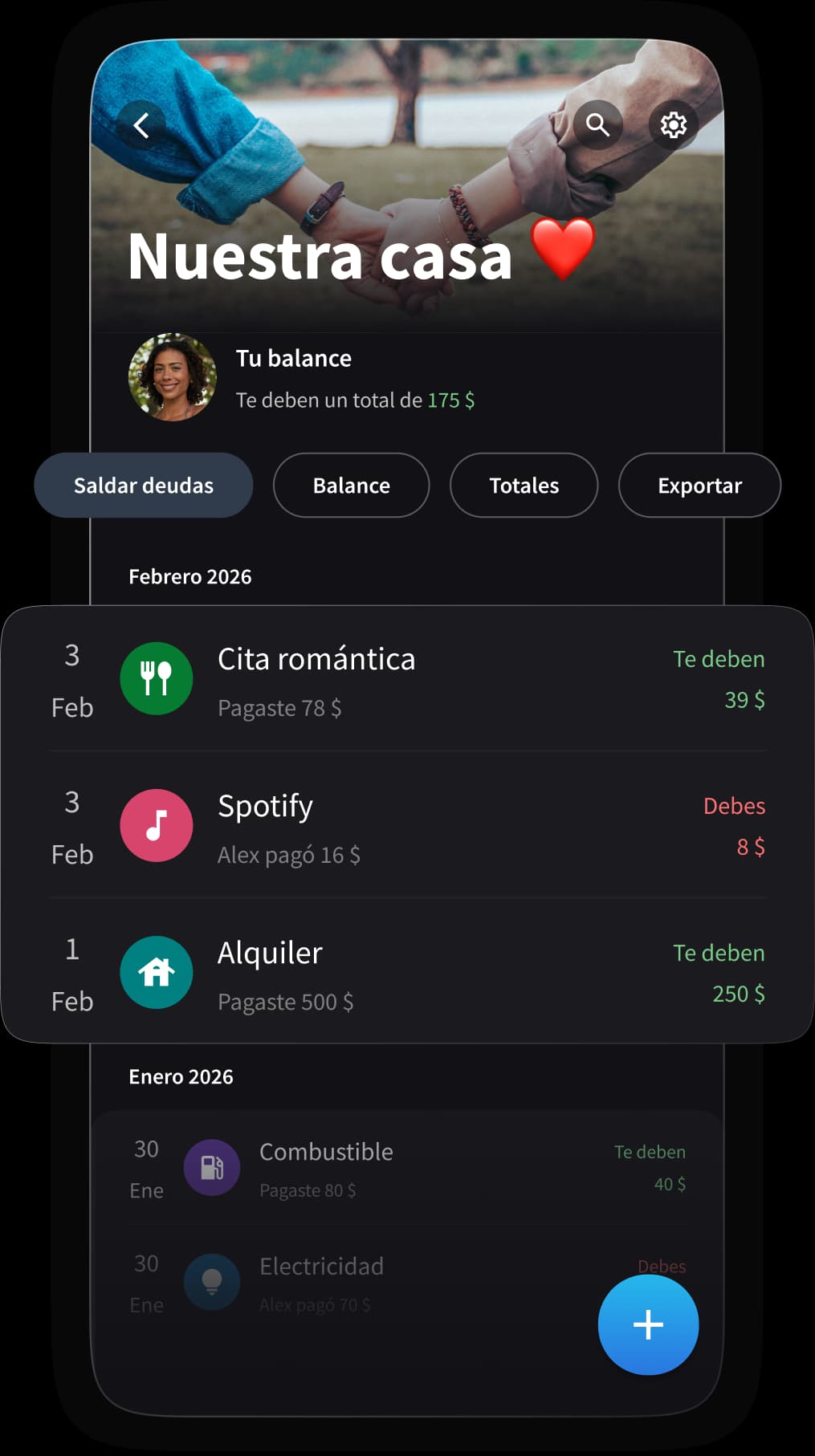 Una pareja controlando sus gastos compartidos juntos.