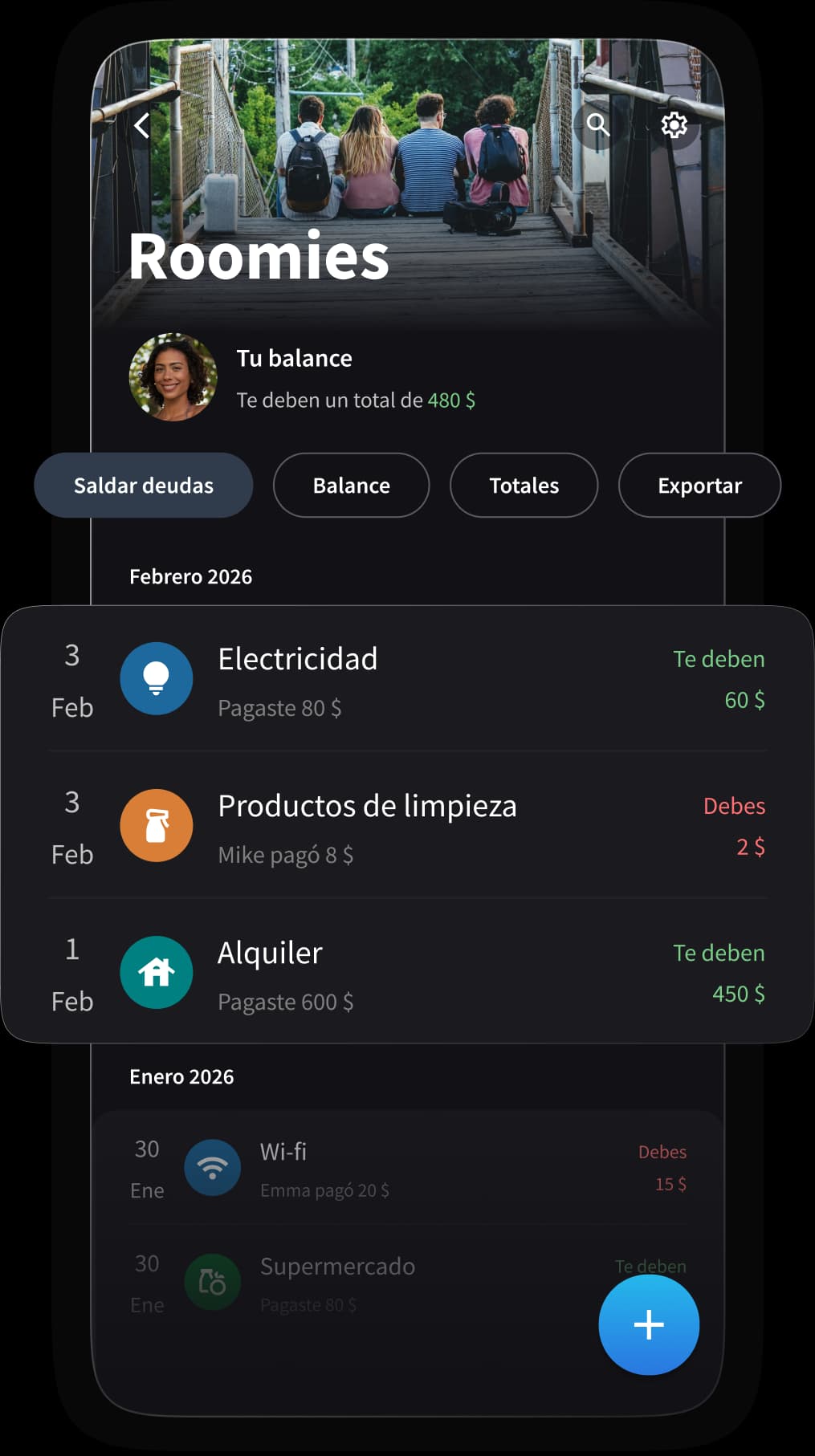 Compañeros de piso dividiendo los gastos del hogar juntos.