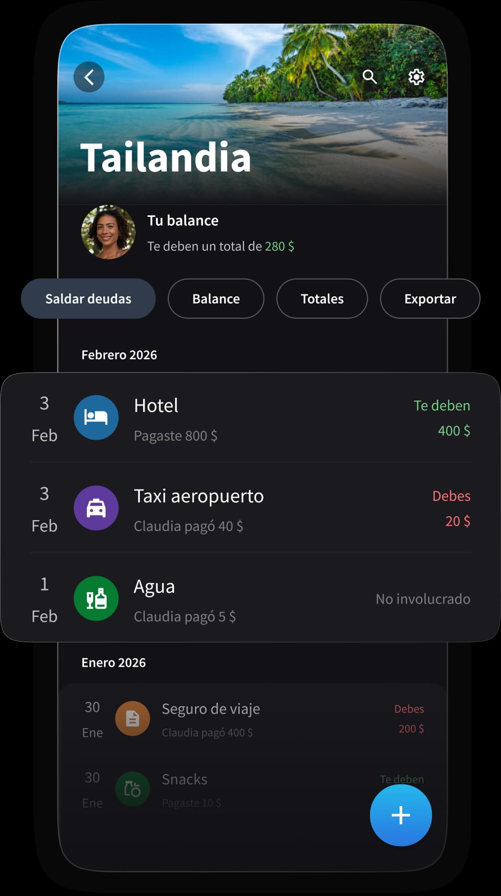 Amigos dividiendo gastos durante un viaje juntos.