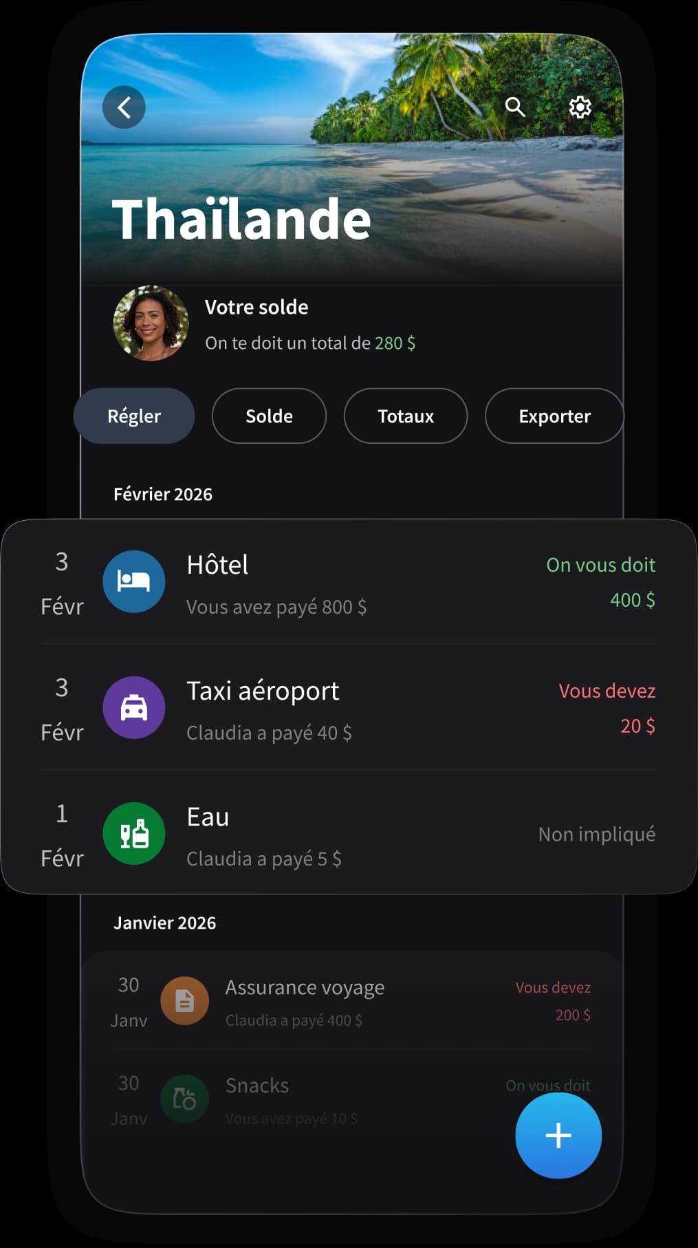 Des amis qui partagent leurs depenses pendant un voyage ensemble.