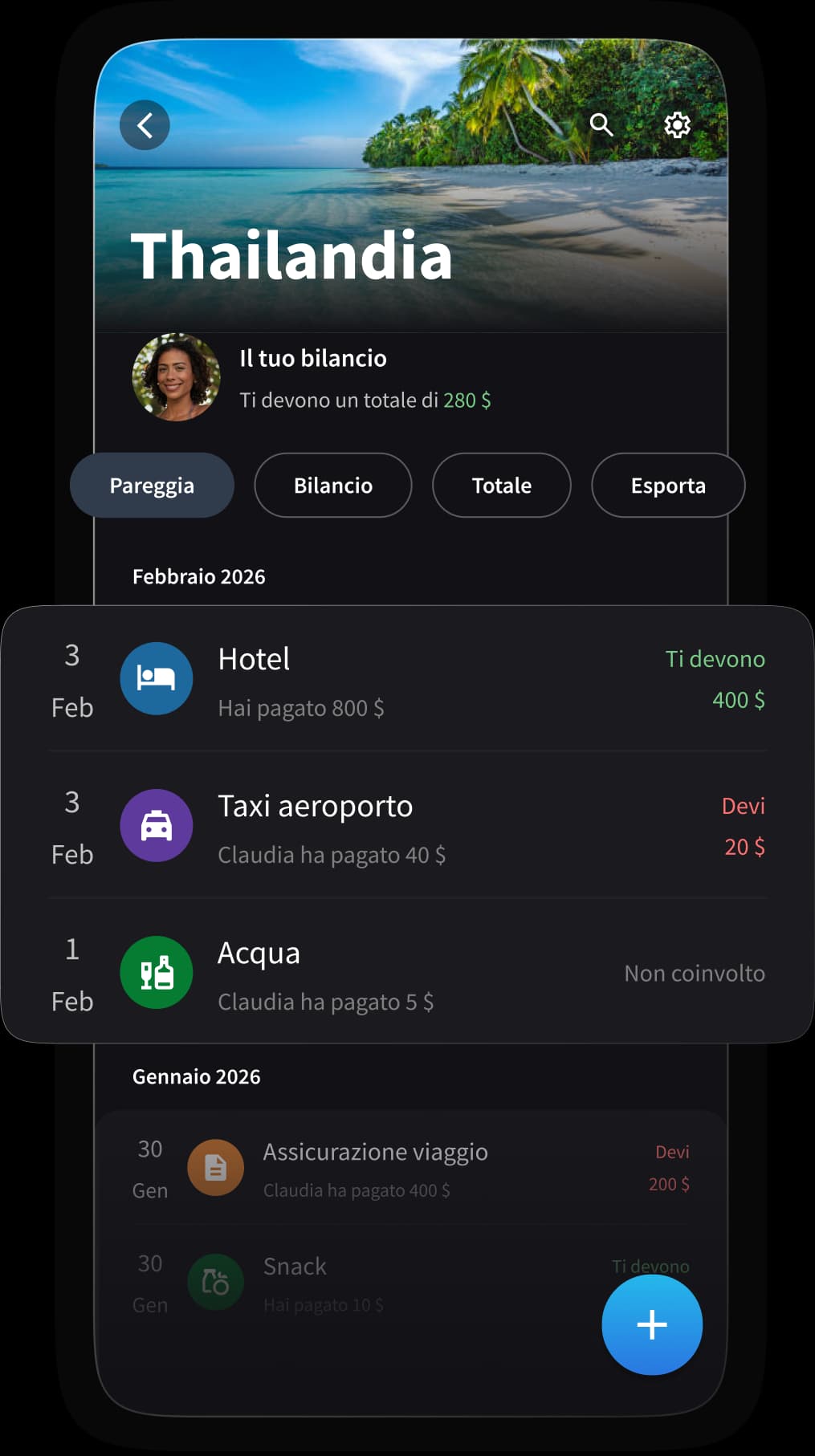 Amici che dividono le spese durante un viaggio insieme.
