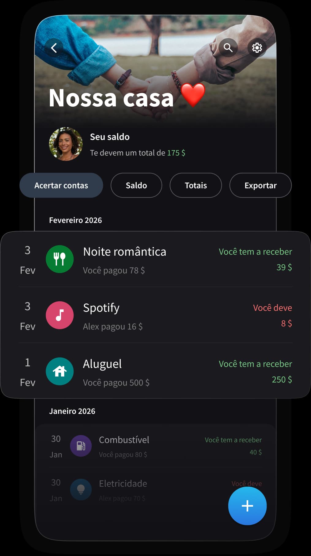 Um casal gerenciando suas despesas compartilhadas juntos.