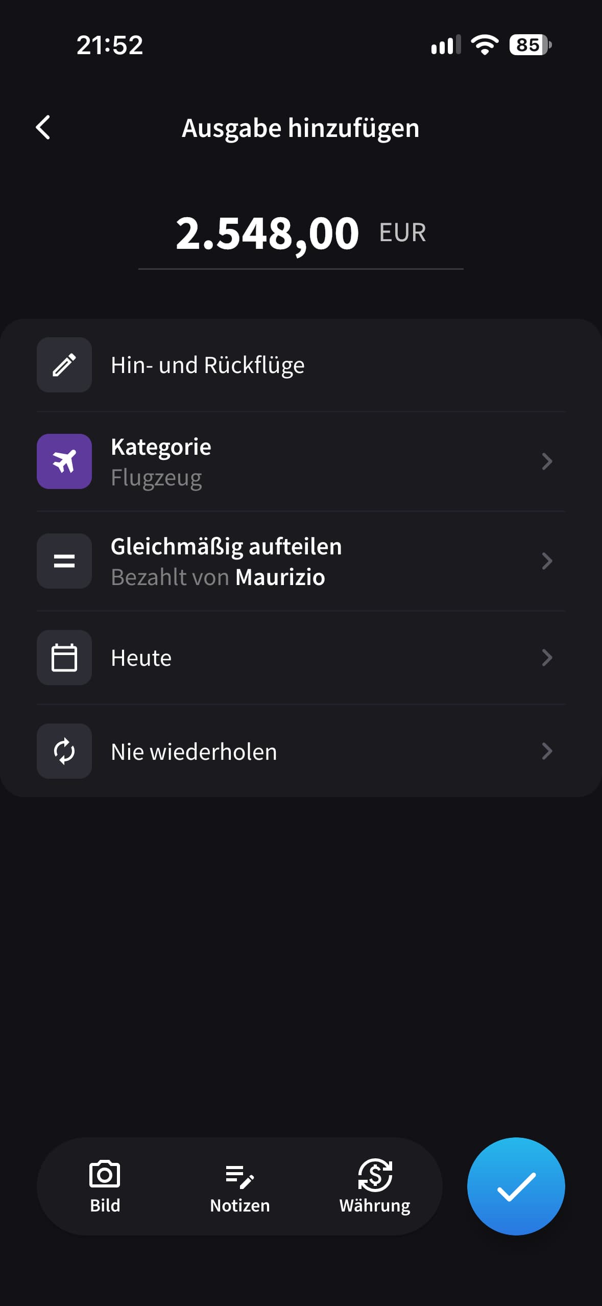 Die Ansicht „Ausgabe hinzufügen“ in Splital zeigt Hin- und Rückflüge, die Maurizio bezahlt hat und die zu gleichen Teilen aufgeteilt werden.