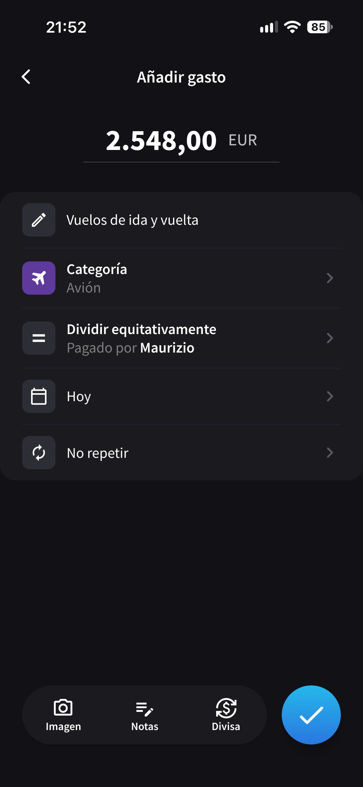 Pantalla Añadir gasto de Splital con vuelos de ida y vuelta pagados por Maurizio y divididos a partes iguales.