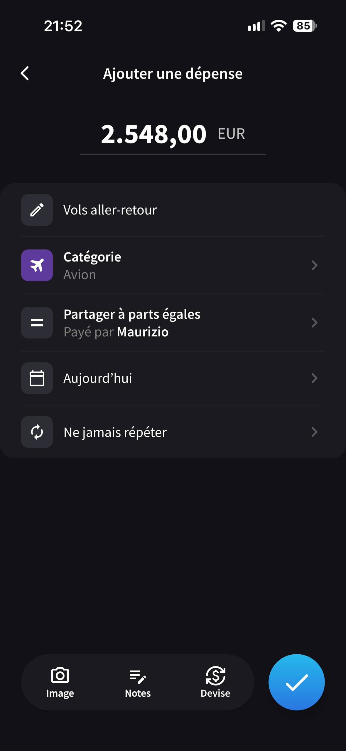 Écran Ajouter une dépense de Splital affichant des vols aller-retour payés par Maurizio et répartis à parts égales.