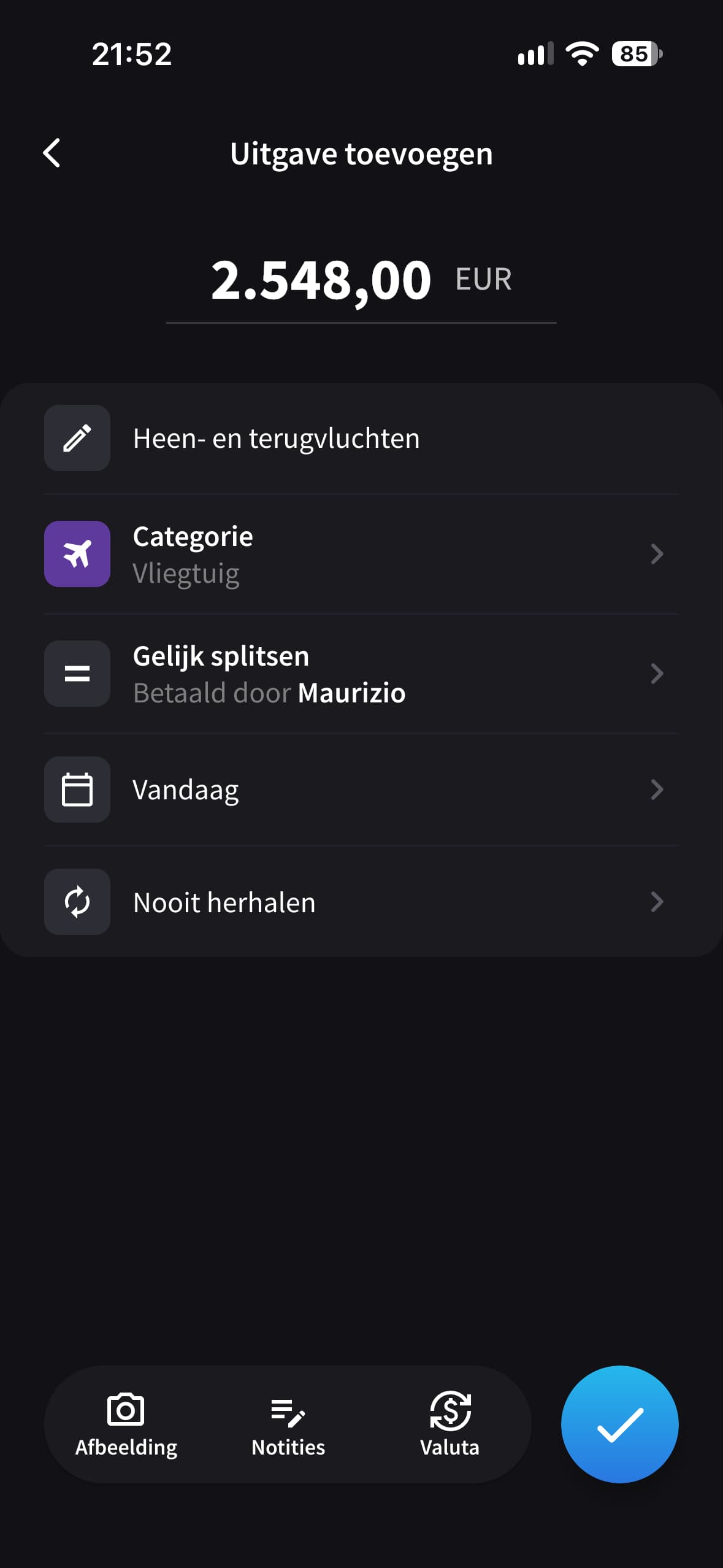 Het scherm Uitgave toevoegen in Splital toont retourvluchten die door Maurizio zijn betaald en gelijk worden verdeeld.