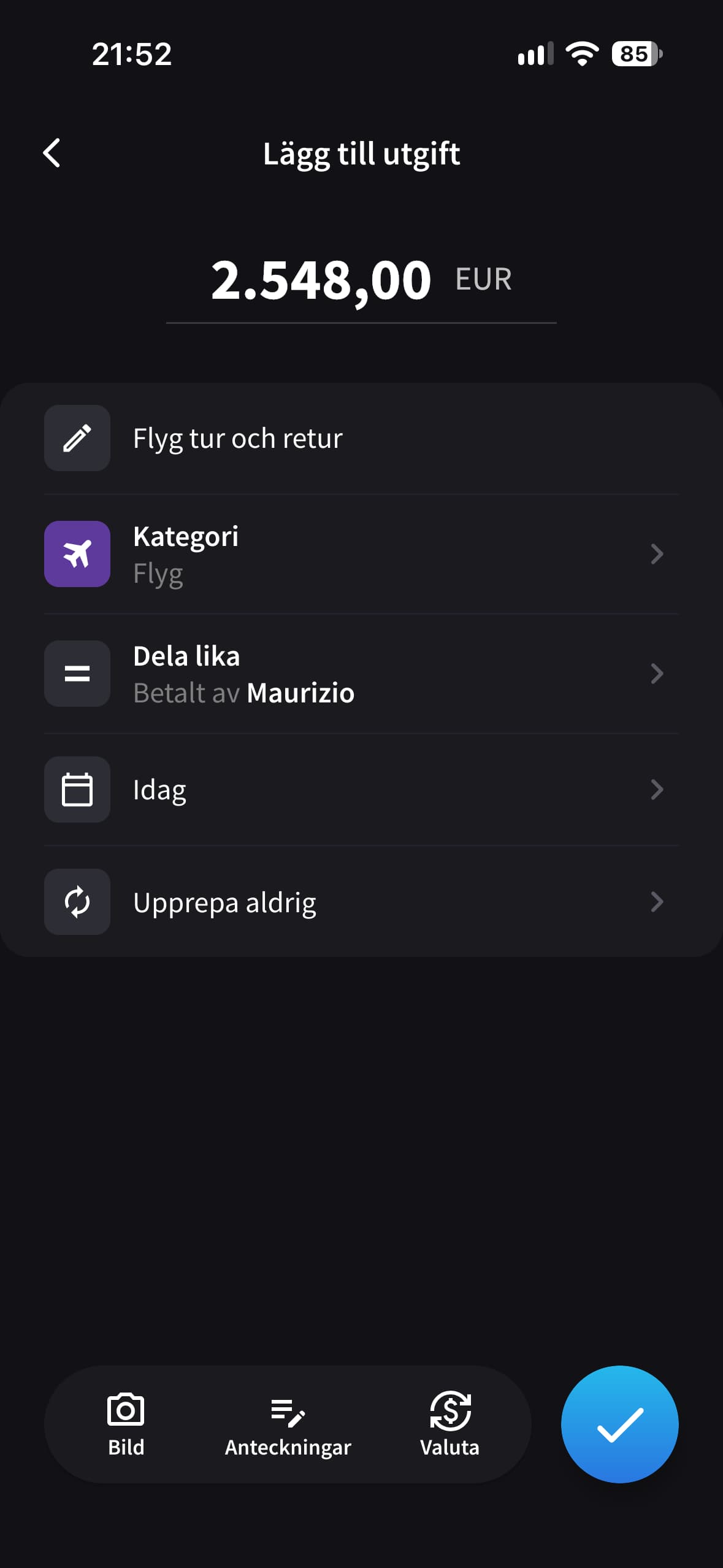 Skärmen Lägg till utgift i Splital visar flyg tur och retur som Maurizio har betalat och som delas lika.