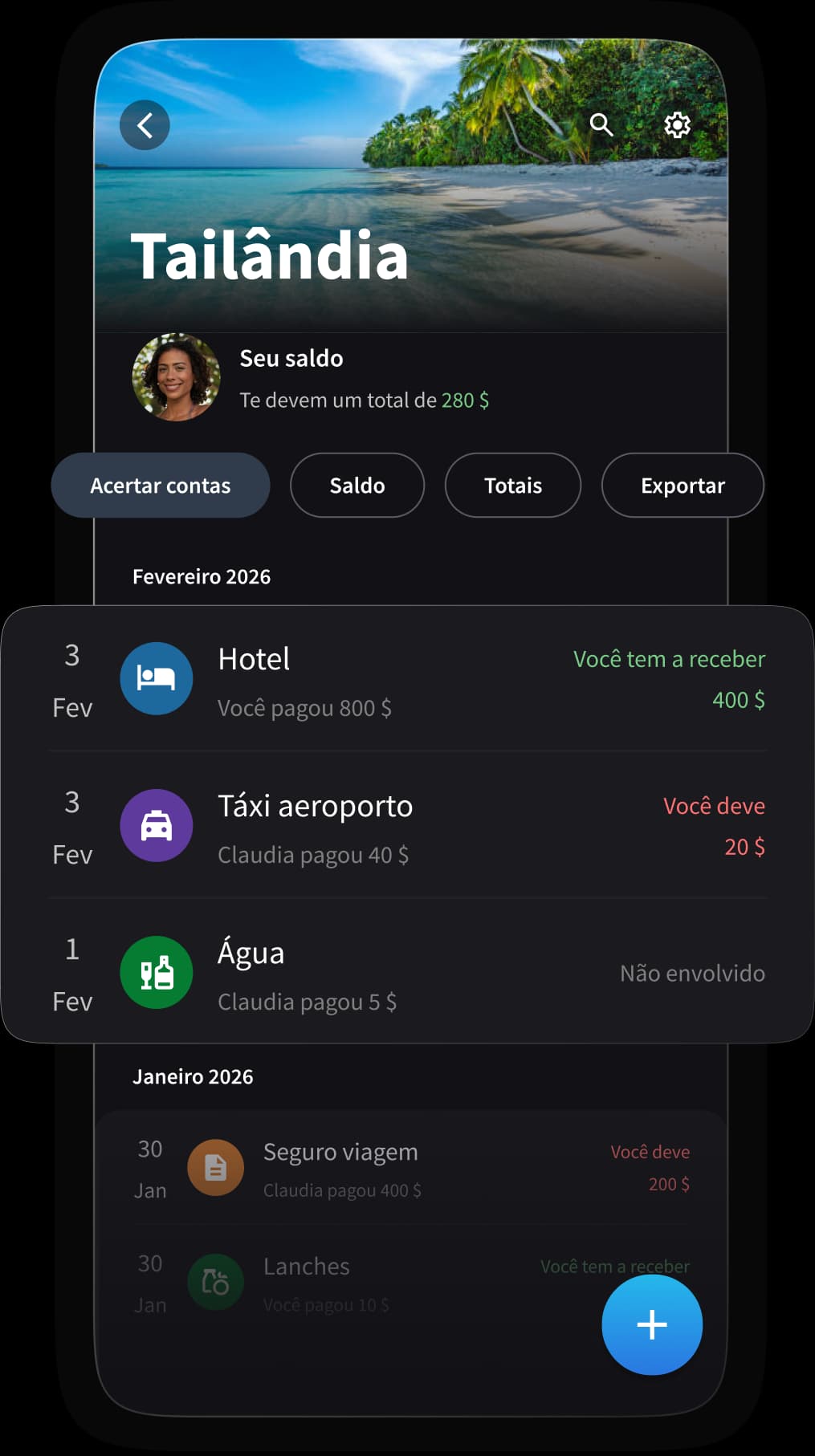 Amigos dividindo as despesas durante uma viagem juntos.